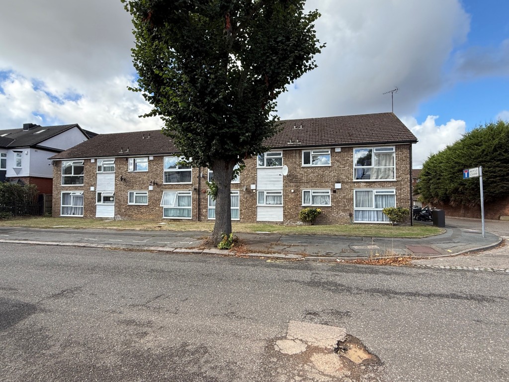 Lot: 31 - FIRST FLOOR FLAT FOR IMPROVEMENT - View of the block from street